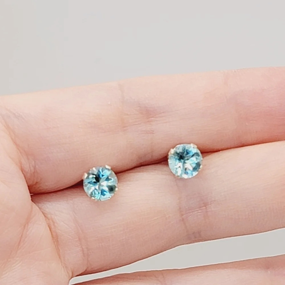 New 1.4ct 6mm Aqua Blue round CZ Stud earrings